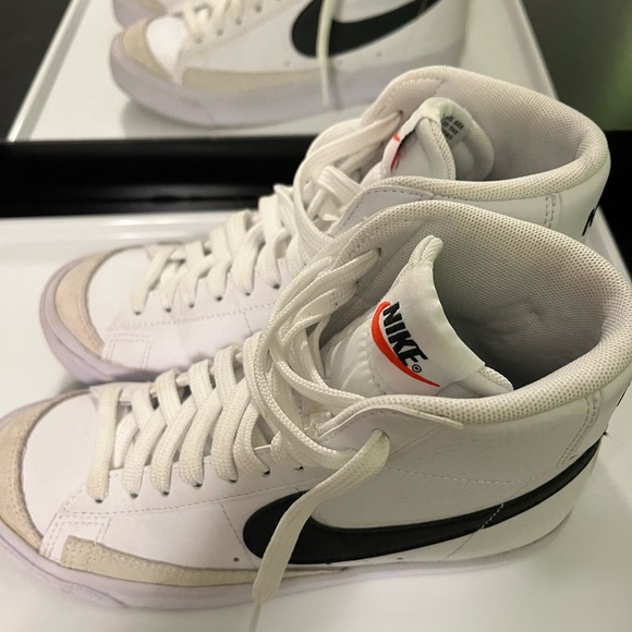 Nike blazer size 5 womens sneakers ONLY WORN ONCE - Picture 3 of 4